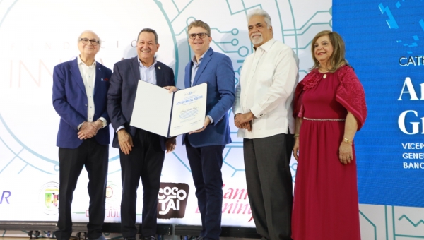 Director de Promipyme entrega reconocimientos en la categoría Emprendimiento  en la premiación de la fundación Innovati.